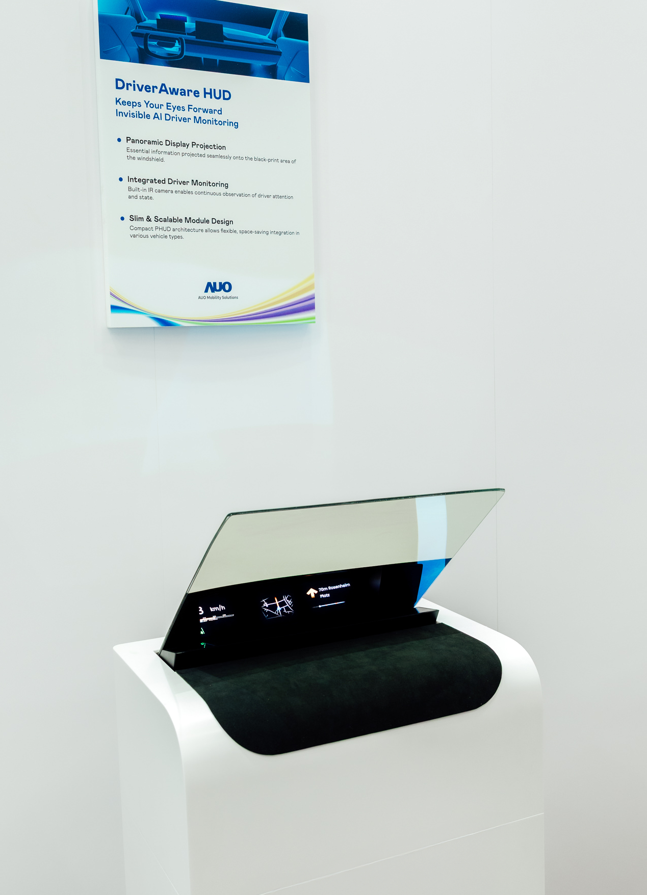 DriverAware HUD结合抬头显示器与隐藏式红外线摄影机，将车速、导航及警示讯息投影于挡风玻璃上，完美对齐驾驶目不离路的视线，同时，透过AI 监控驾驶注意力以提升安全性。